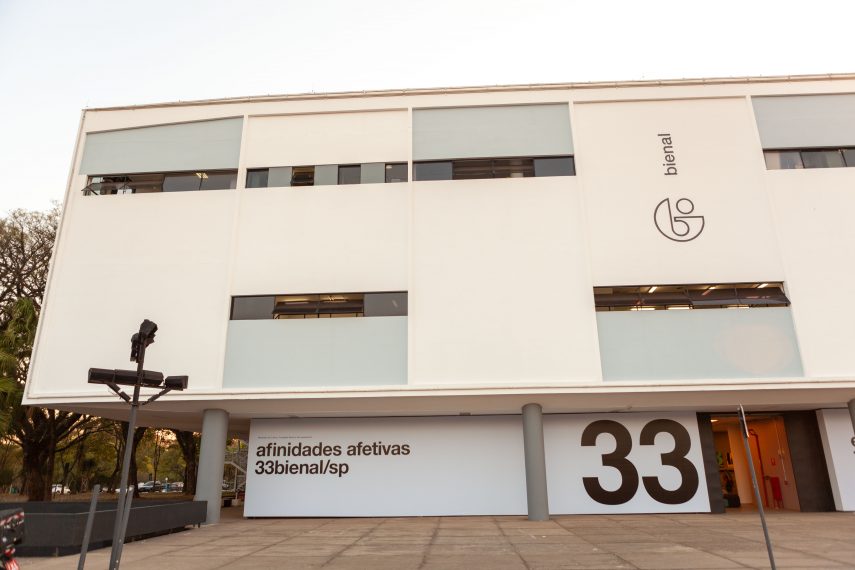 Painel de fachada durante a montagem da 33a Bienal de São Paulo. 