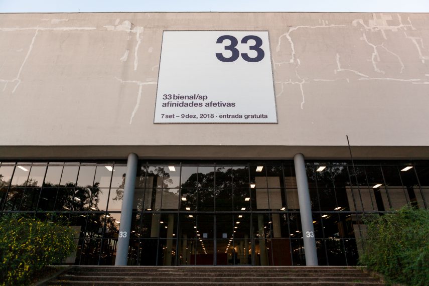 Painel de fachada durante a montagem da 33a Bienal de São Paulo. 