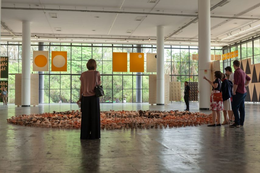 Vá mais de uma vez, perca-se, crie sua própria maneira de curtir a Bienal, ela dá margem para interpretações e sensações infinitas. Na foto, exposição de Antonio Ballester Moreno. Visitação de trabalhadores da exposição e seus familiares durante o brunch dos funcionários.