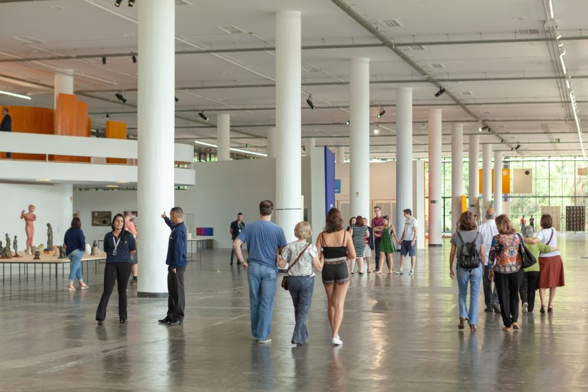 Exposição de Antonio Ballester Moreno. Visitação de trabalhadores da exposição e seus familiares durante o brunch dos funcionários.