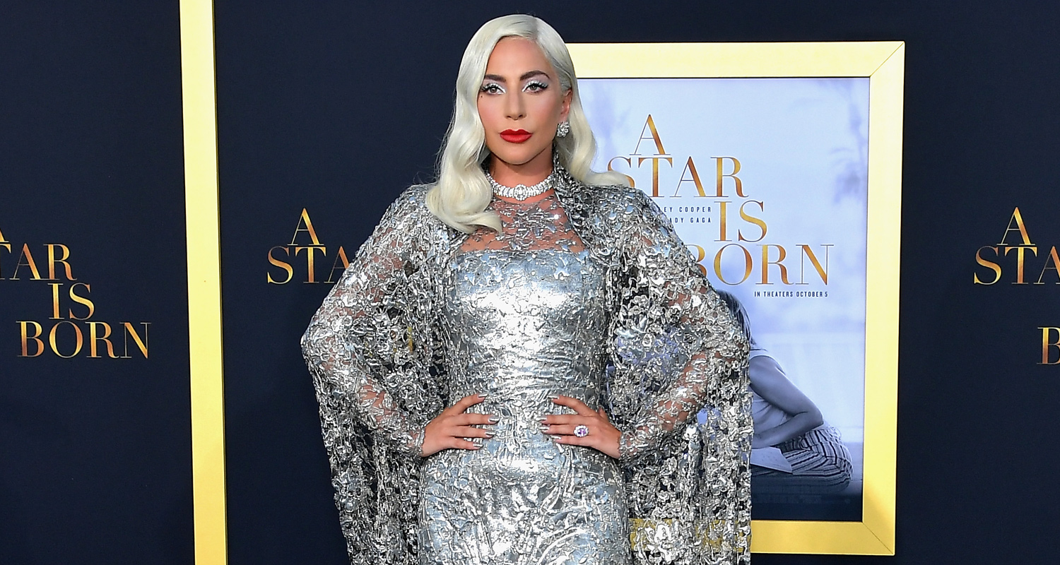 Lady Gaga brilha com look metalizado em pré-estreia de filme