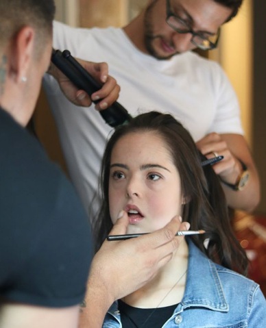 Modelo de 21 anos com síndrome de Down faz sucesso em NY