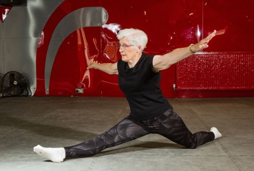 Ex-ginasta mantém ritmo de treinos aos 84 anos 