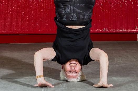 Ex-ginasta mantém ritmo de treinos aos 84 anos 
