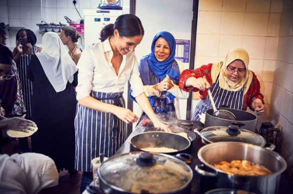 Em Londres, a duquesa cozinhou ao lado de vítimas de incêndio de prédio que funcionava como alojamento social