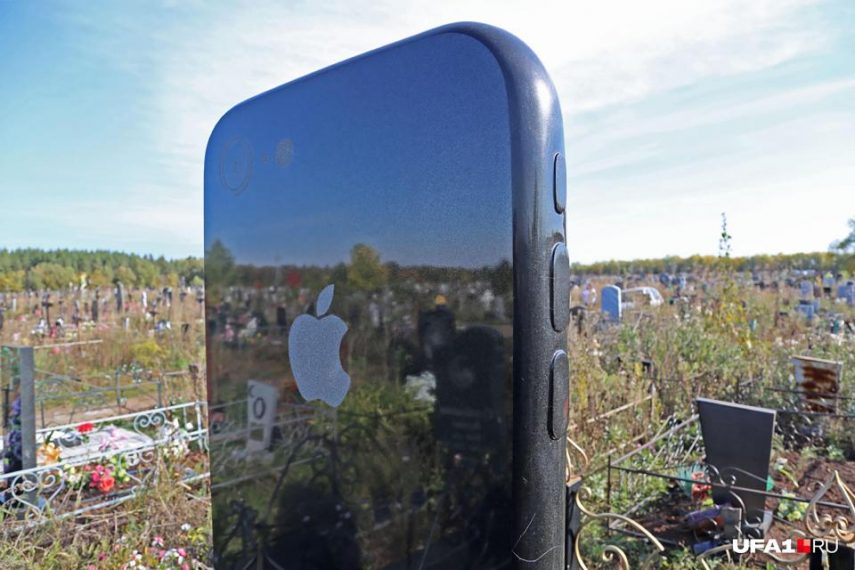 Jovem ganha lápide em cemitério em forma de iPhone