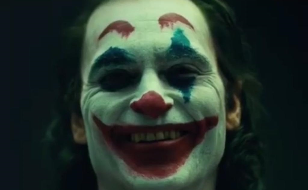 Vídeo mostra o ator Joaquin Phoenix caracterizado como Coringa
