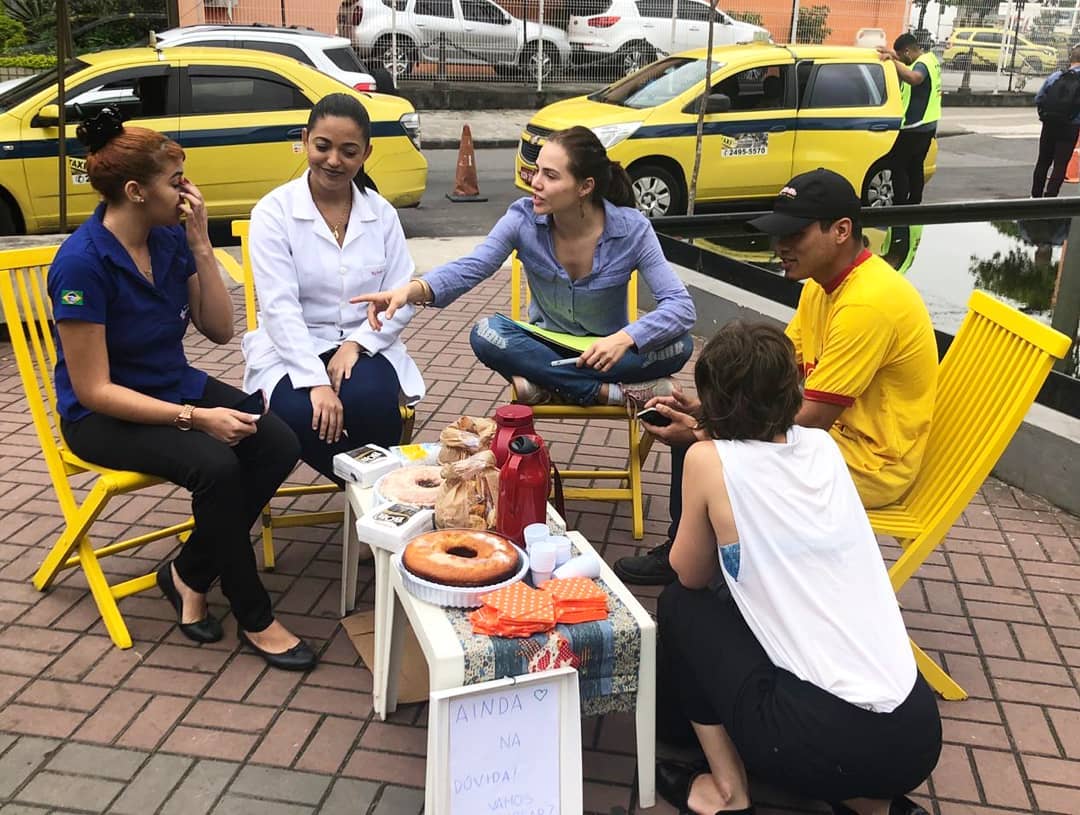 Atrizes de 'Segundo Sol' vão às ruas conversar com eleitores indecisos