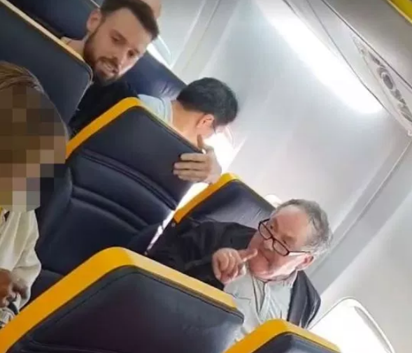 Polícia investiga homem que xingou mulher de 77 anos de "preta feia" e "vaca" durante voo