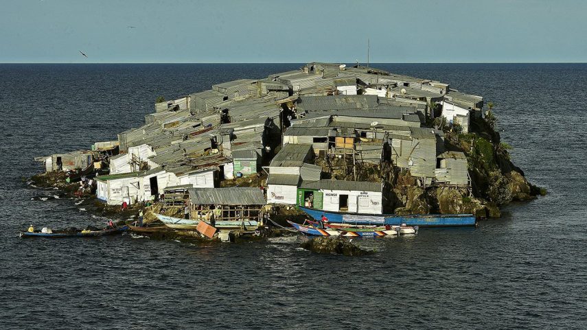 Ilha tem 500 aldeões amontoados em cabanas