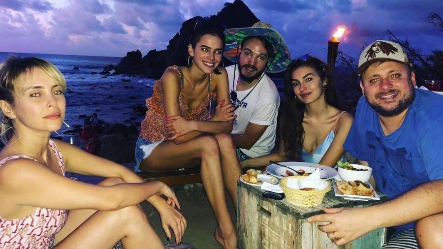Bruna Marquezine curte dias em Noronha sem aliança e fãs especulam término com Neymar