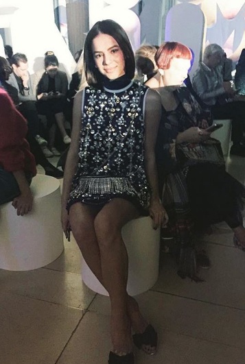 Atriz esteve no desfile da Miu Miu durante semana de moda