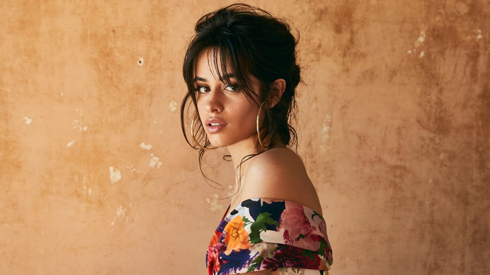 Camila Cabello também adere à campanha #EleNão