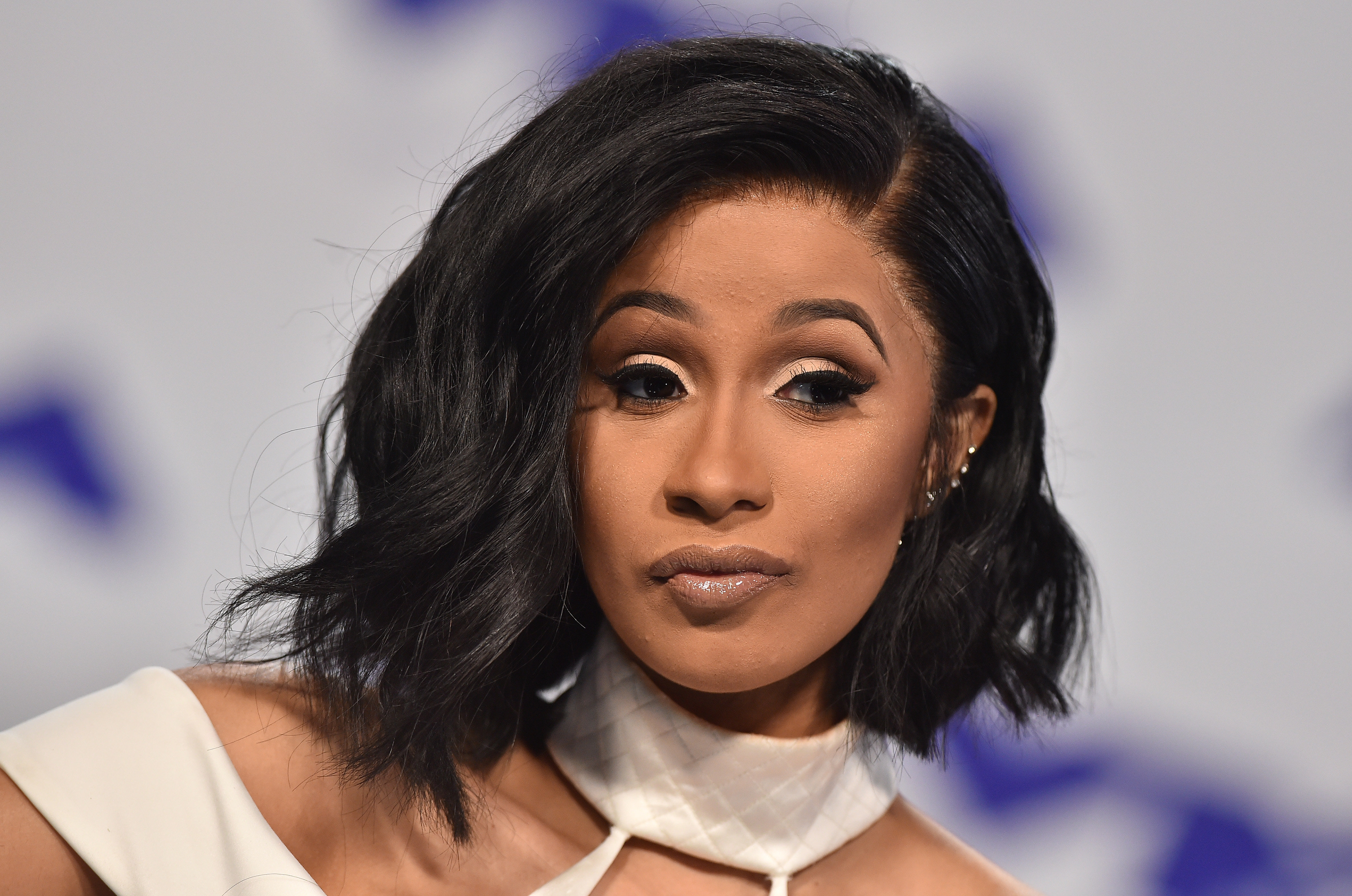 Cardi B se entrega à polícia após briga em NY