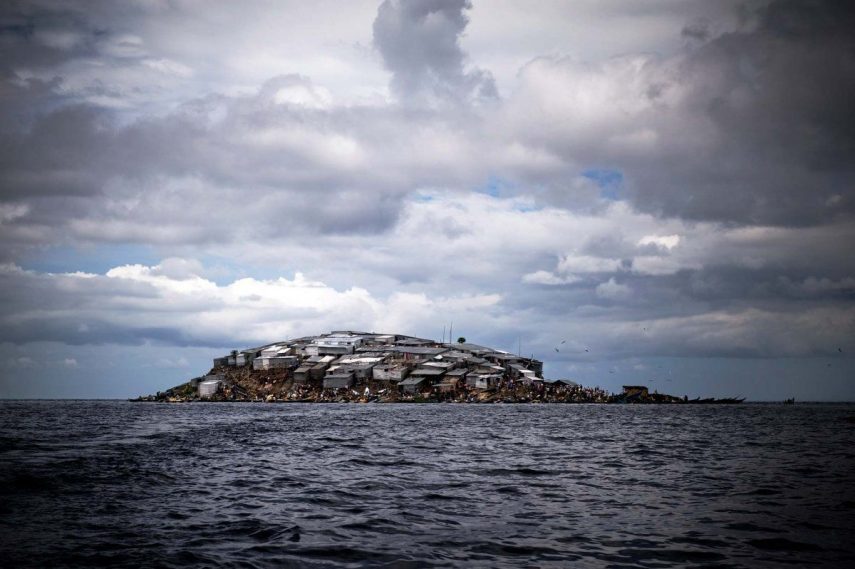 Ilha tem 500 aldeões amontoados em cabanas