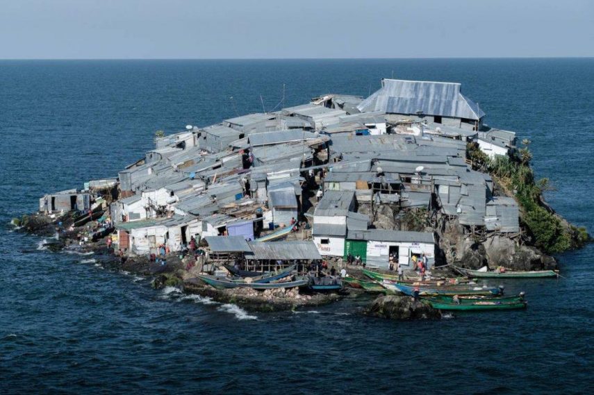 Ilha tem 500 aldeões amontoados em cabanas