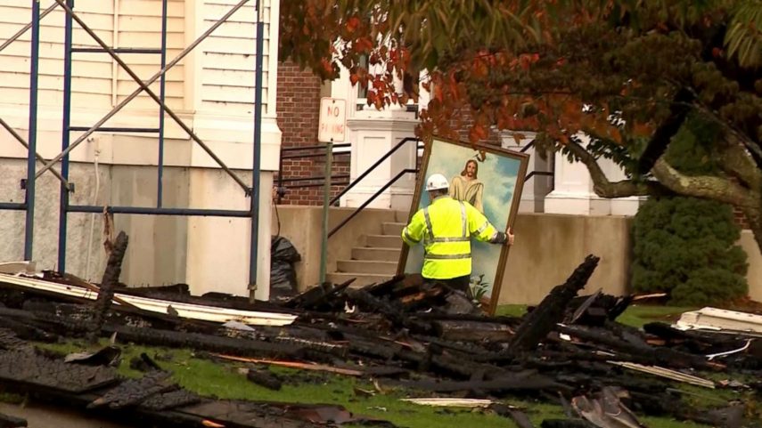 Pintura de Jesus sobrevive a incêndio de igreja