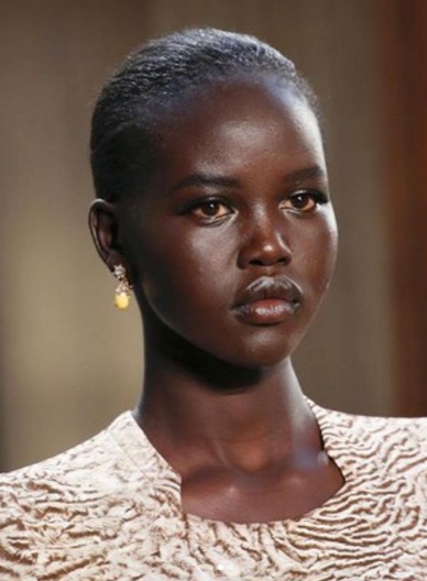 A sudanesa Adut Akech Bior é a modelo sensação das semanas de moda de NY, Londres, Milão e Paris