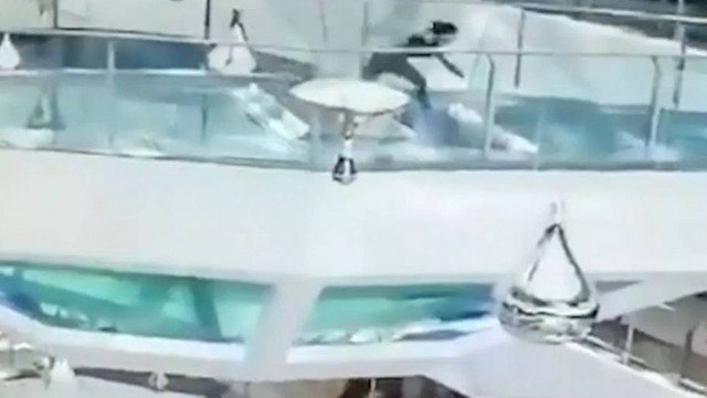 Mulher cai em tanque com tubarões em shopping