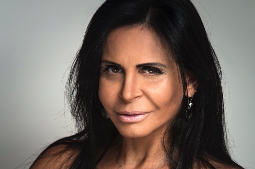 Gretchen é coroada madrinha de festival e sonha em gravar com Anitta