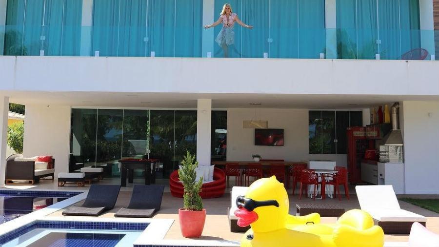 Carla Perez mostra mansão de cerca de R$ 4 milhões na Bahia