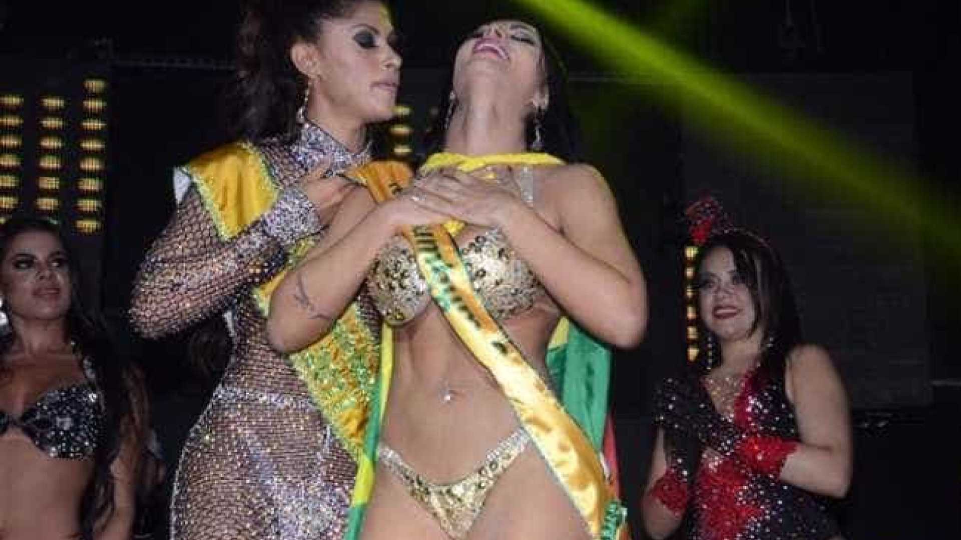 Vice tenta arrancar faixa da Miss Bumbum: 'Bunda de plástico'