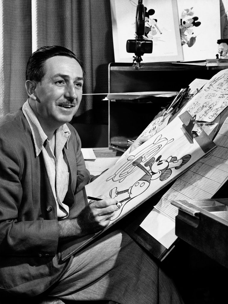 Mortimer! Após a reunião com os investidores de Oswald, Walt Disney e sua esposa voltaram a Los Angeles em um trem onde, Walt passou o tempo criando um ratinho alegre e com grandes orelhas redondas.