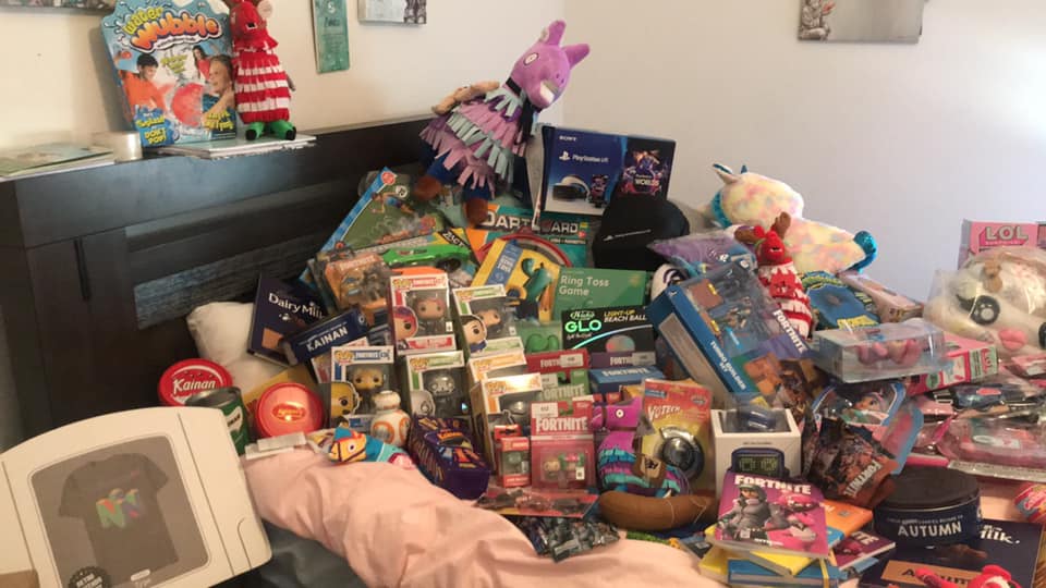 Mãe gasta quase R$ 9 mil com presentes de Natal para dois filhos