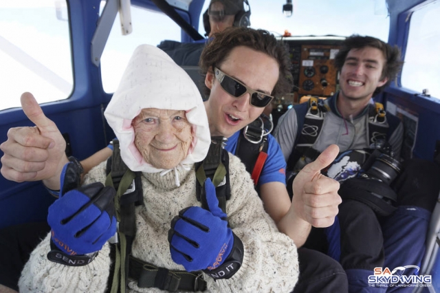 Irene O’Shea salta de paraquedas ao 102 anos