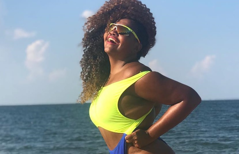 Gaby Amarantos posa de maiô e diz: "Tem celulite, estrias e uma pessoa feliz"