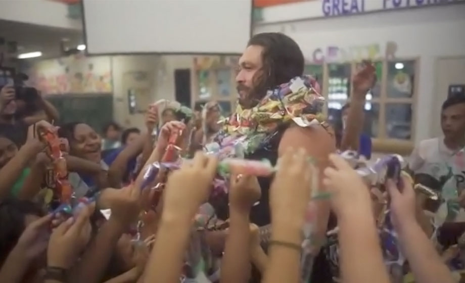 Crianças tratam Jason Momoa como Rei em sessão de 'Aquaman' no Havaí