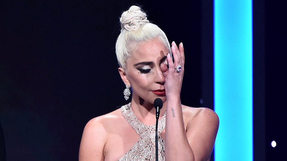 Lady Gaga chora ao falar de Bradley Cooper em premiação: 'Me tornou uma atriz melhor'