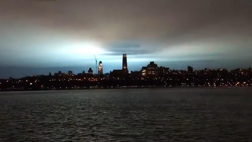 Luz azul é confundida com ataque alienígena em NY