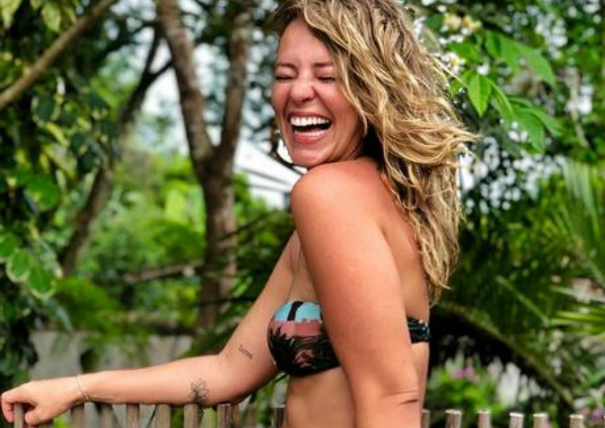 Paolla Oliveira mostra marca de bronzeado em Trancoso