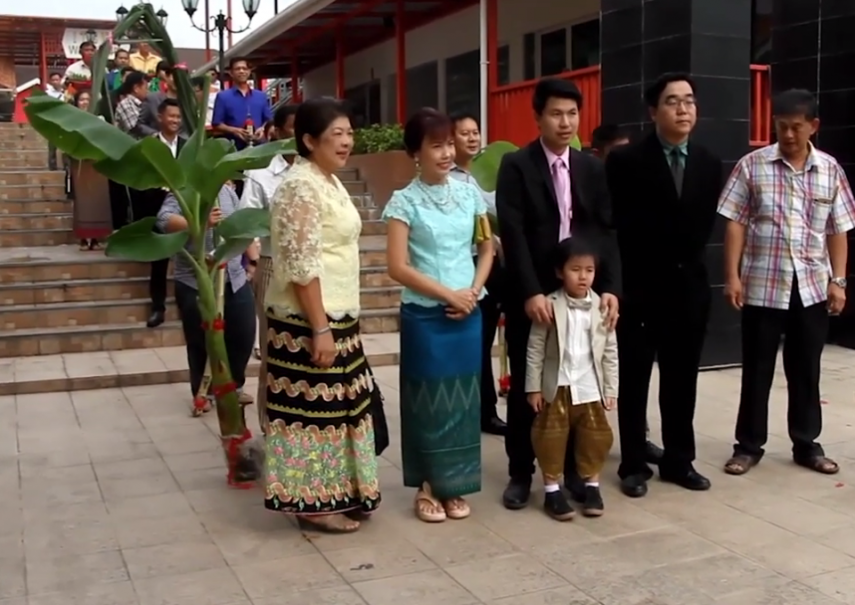 Gêmeos de seis anos se casam na Tailândia