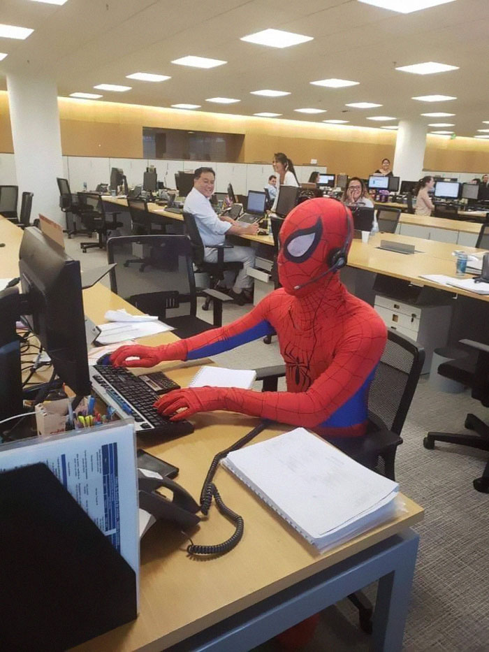 Bancário vai trabalhar vestido de Homem-Aranha