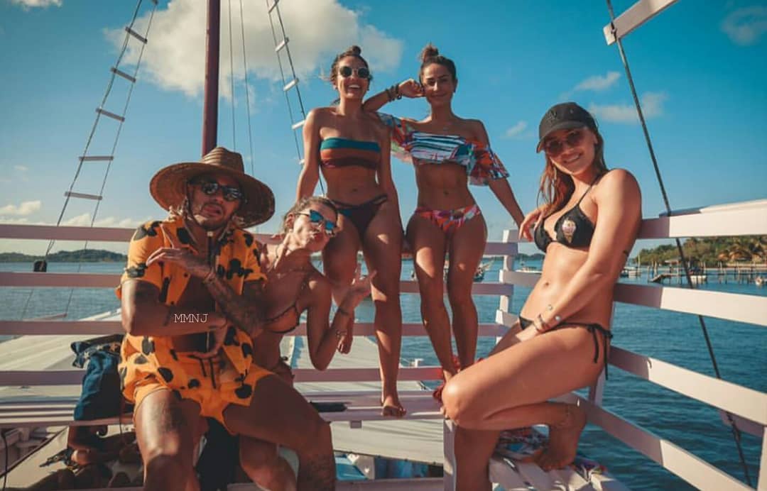 Neymar Jr. tira nova foto com mulheres na Bahia e fãs criticam