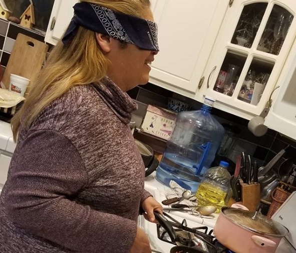 Fãs se empolgam com filme 'Bird Box' e Netflix alerta sobre os perigos de fazer tarefas com os olhos vendados