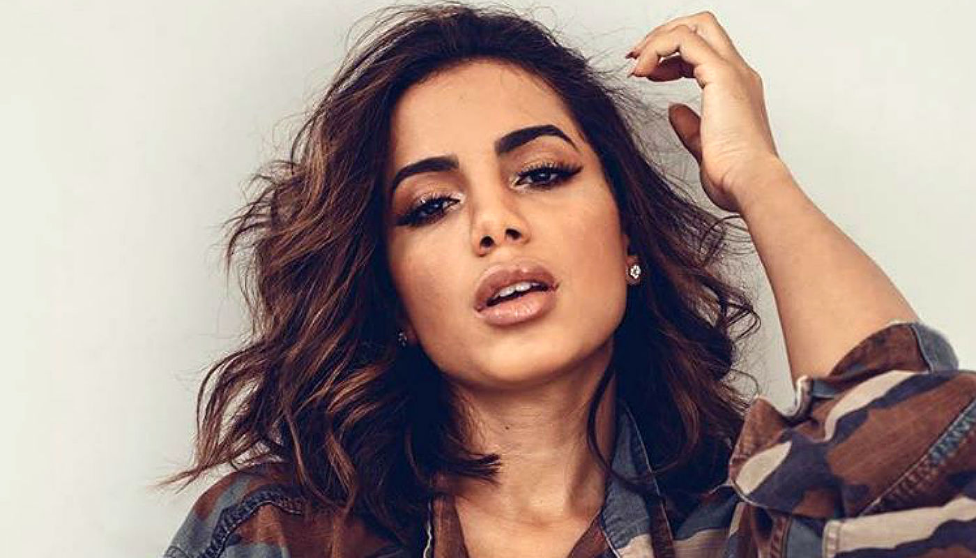 Anitta assume namoro em ensaio de bloco de Carnaval