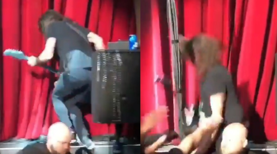 Foo Fighters: Dave Grohl cai do palco em show privado