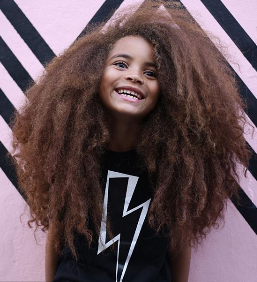 Com cabelo lindo, inglês de 7 anos faz sucesso no universo fashion