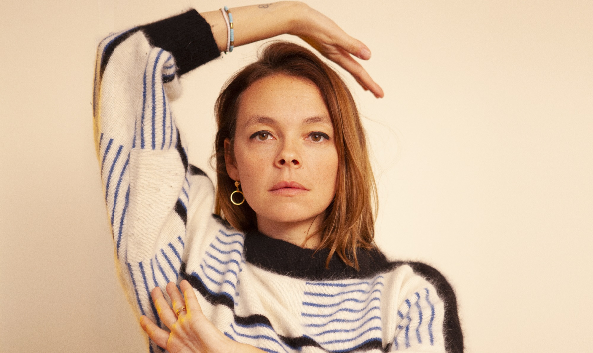 Laure Briard canta experiências de vida em novo álbum: 'Me liberto através da música'