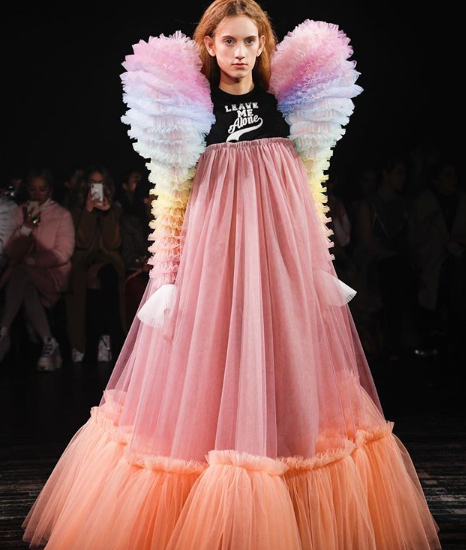 A grife de luxo holandesa Viktor&Rolf levou os memes preferidos da internet para a passarela da Semana de Alta-Costura da capital francesa