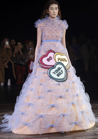 A grife de luxo holandesa Viktor&Rolf levou os memes preferidos da internet para a passarela da Semana de Alta-Costura da capital francesa