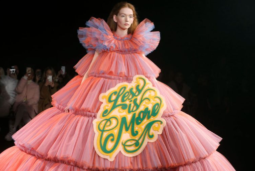 A grife de luxo holandesa Viktor&Rolf levou os memes preferidos da internet para a passarela da Semana de Alta-Costura da capital francesa