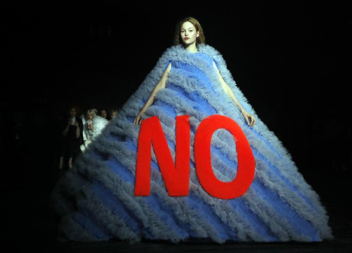 A grife de luxo holandesa Viktor&Rolf levou os memes preferidos da internet para a passarela da Semana de Alta-Costura da capital francesa