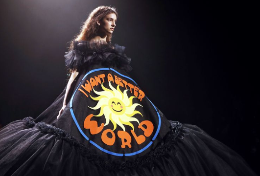 A grife de luxo holandesa Viktor&Rolf levou os memes preferidos da internet para a passarela da Semana de Alta-Costura da capital francesa