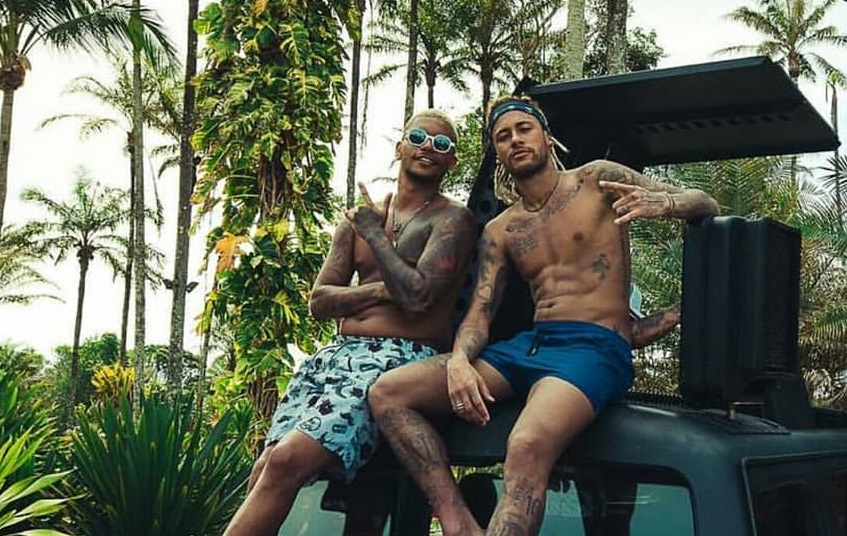 Neymar Jr. se irrita com comentário sobre "parça": "Não banco ninguém, irmão"