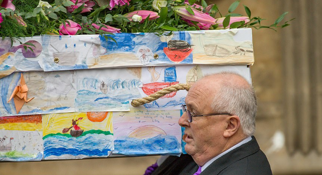 Dezenas de alunos cobriram com desenhos caixão de professora que morreu vítima de câncer