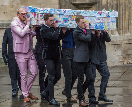 Dezenas de alunos cobriram com desenhos caixão de professora que morreu vítima de câncer